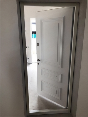 Белая дверь с багетом Белая дверь с багетом