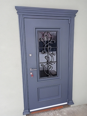 Термодверь с ковкой и карнизом